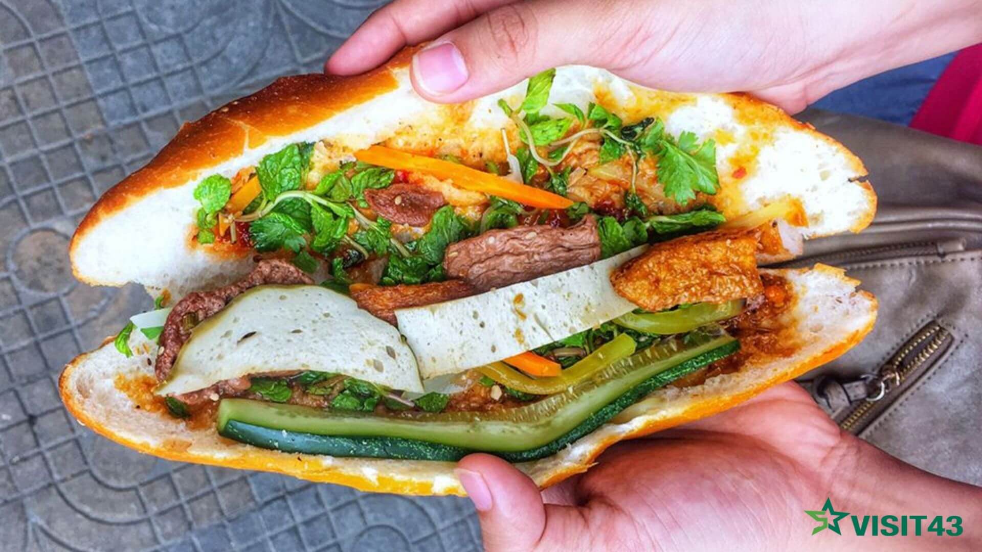 Bánh mì xíu mại tiệm Bánh mì Hạnh Phúc