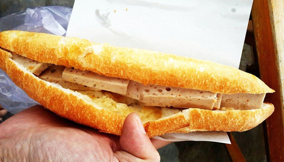 Bánh mì chả ông Tý bán ăn đêm Đà Nẵng