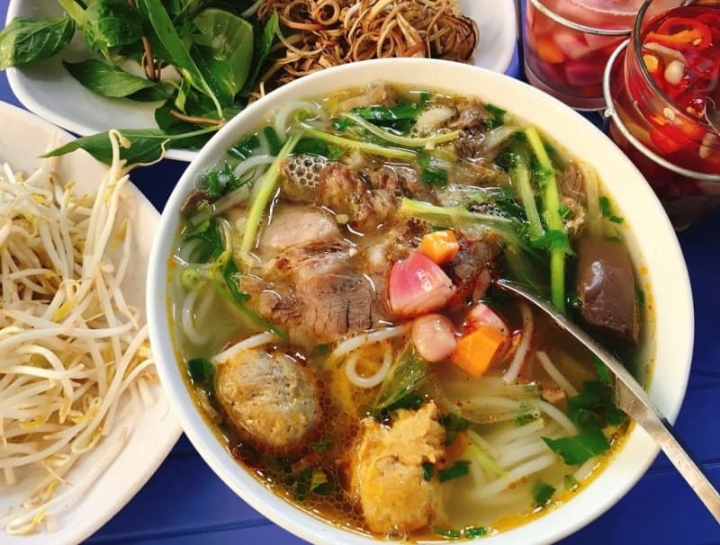 Bún bò bà Nữ ăn đêm Đà Nẵng