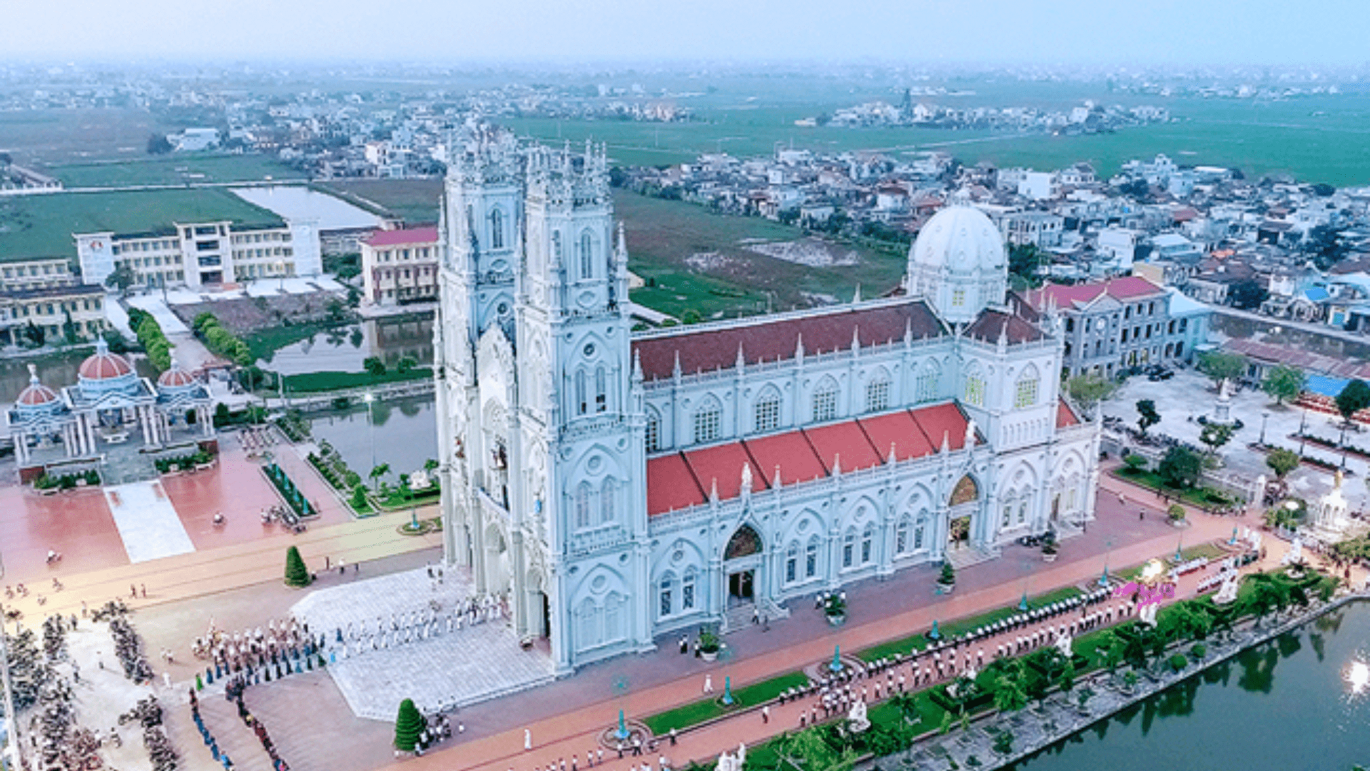 Đền Thánh Kiên Lao - Lâu đài cổ tích