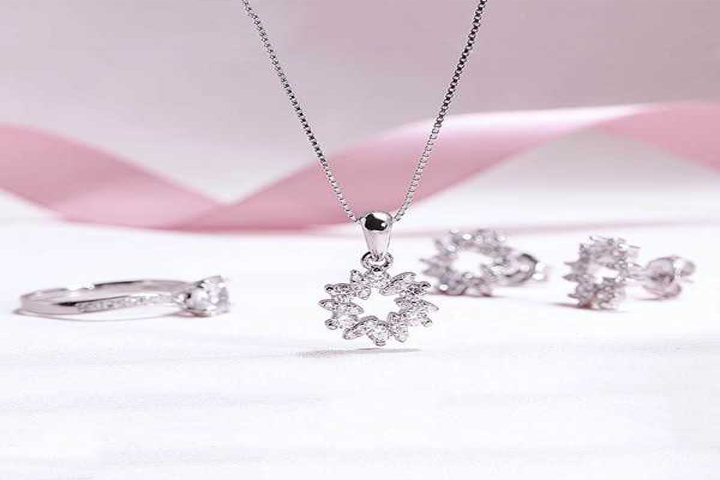 Mẫu dây chuyền tại thương hiệu Hạnh Hòa