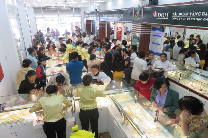 Mỗi ngày có hàng trăm lượt khách hàng đến giao dịch