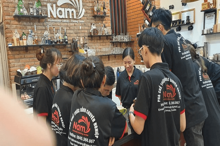 Một giờ học của học viên tại trung tâm dạy pha chế Nấm