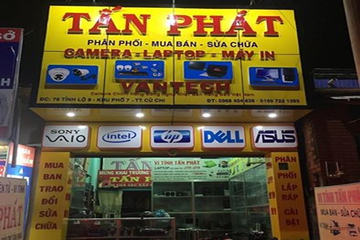 Bên ngoài cửa hàng điện tử Tấn Phát