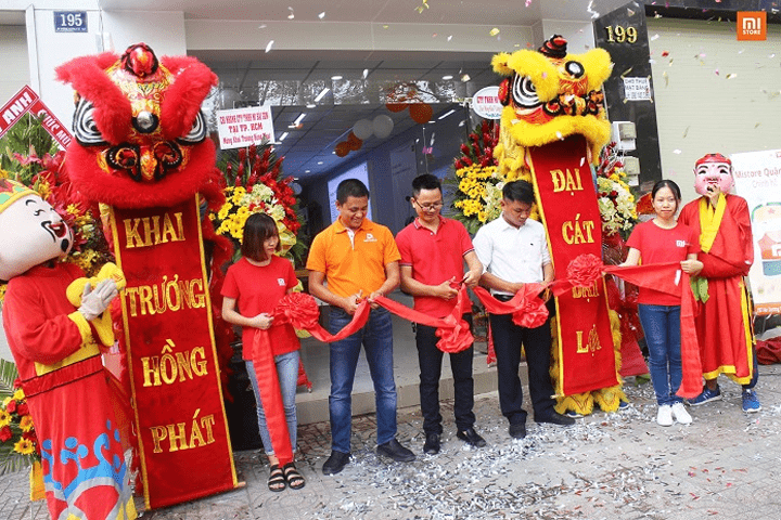 Buổi lễ khai trương của cửa hàng Mi store