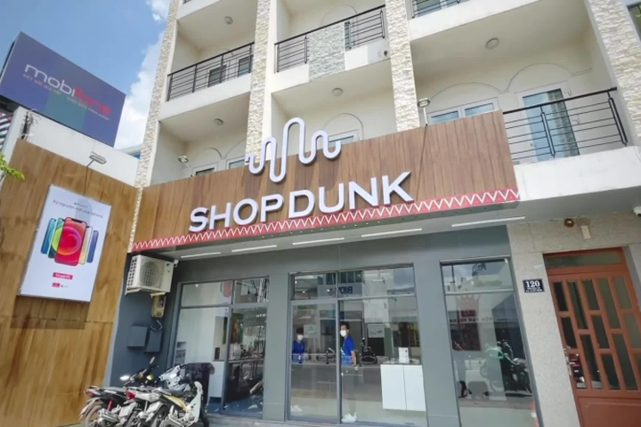 Không gian bên ngoài cửa hàng Shopdunk