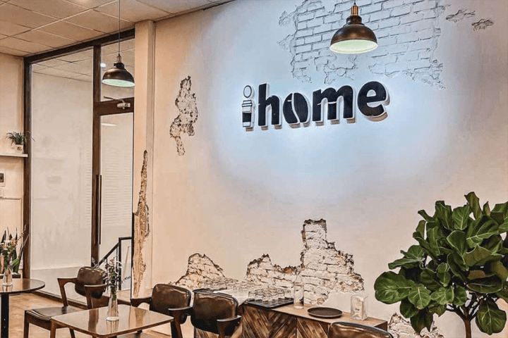 Không gian bên trong của IHOME Coffee với gam màu nhẹ nhàng