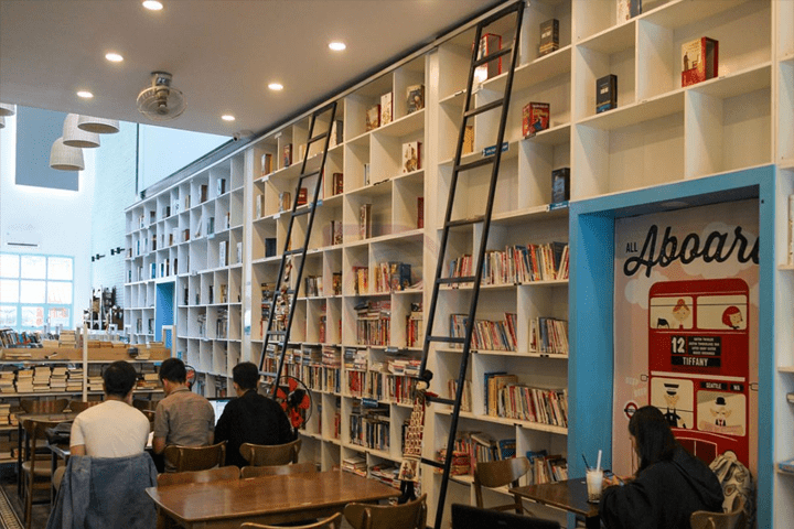 Không gian bên trong tại The Book Library coffee