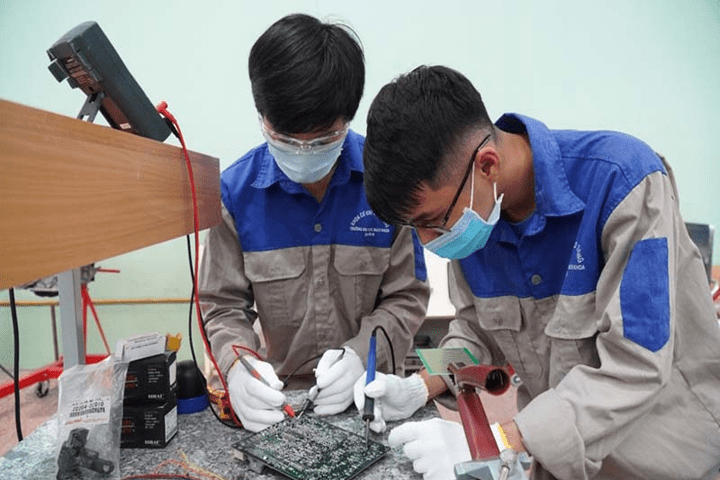 Một giờ học thực hành tại trường đại học bách khoa Đà Nẵng