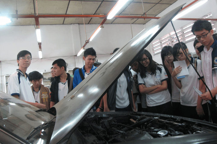 Một giờ học thực hành tại trường TCN kỹ thuật công nghệ