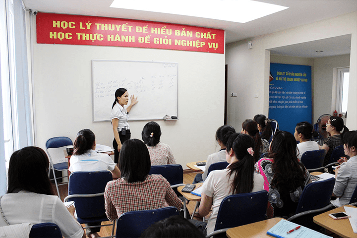 Một khóa học lý thuyết về thuế và thành lập doanh nghiệp do Sang Nguyên tổ chức