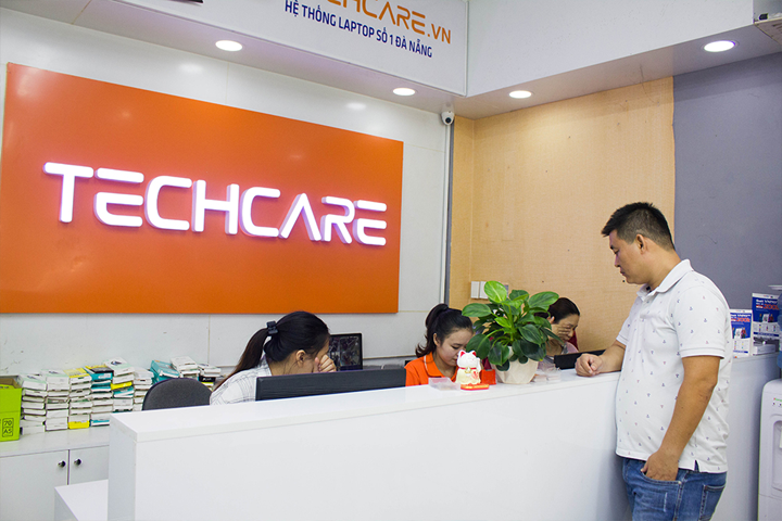 Nhân viên Techcare đang tư vấn cho khách hàng