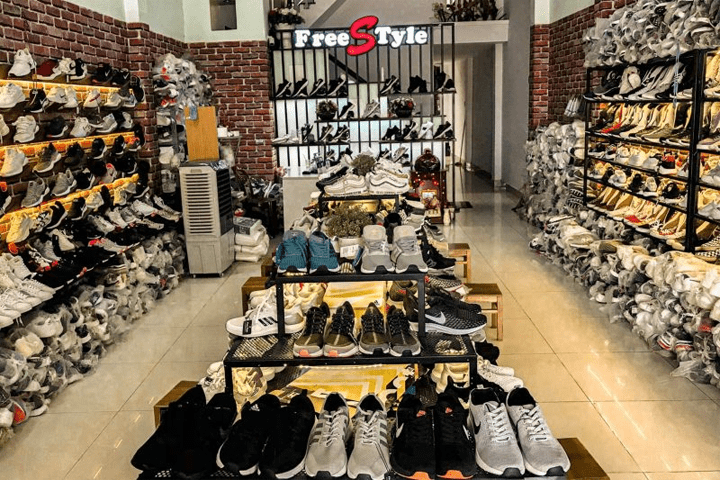 Bên trong quầy trưng bày sản phẩm tại FreeStyle Shoes