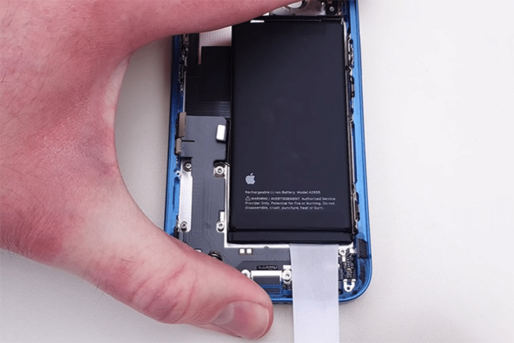 Dịch vụ thay pin Iphone 13 tại Toàn Thịnh