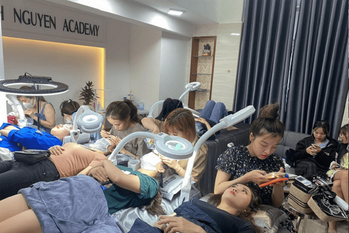 Học viên thực hành tại Trinh Nguyen Lashes Academy