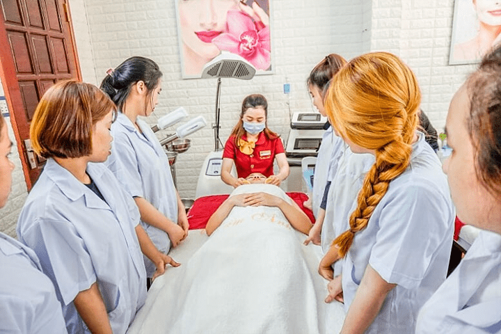 Học viên trong giờ thực hành tại trung tâm sắc đẹp Anh Thơ Beauty