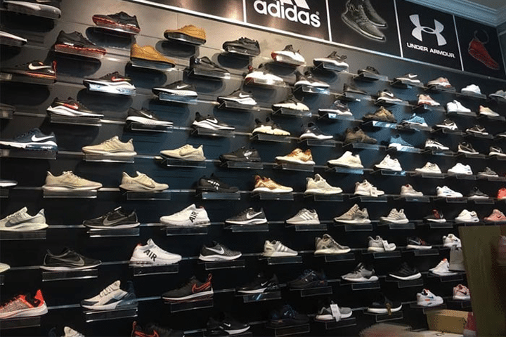 Quầy trưng bày sản phẩm tại cửa hàng Adidas Đà Nẵng