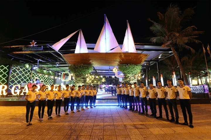 Đội ngũ nhân viên tại Lido Bar beer Garden