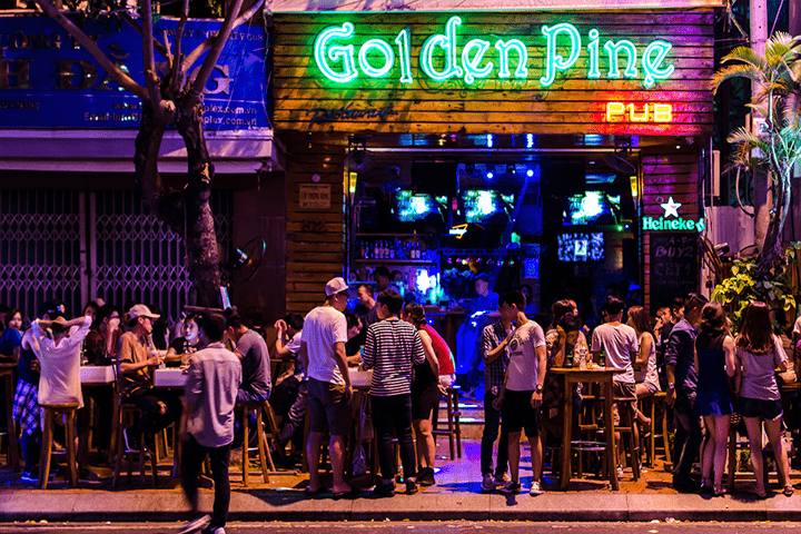 Không gian về đêm tại Golden Pine Club