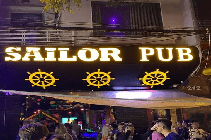 Nhìn từ bên ngoài tại Sailor Pub